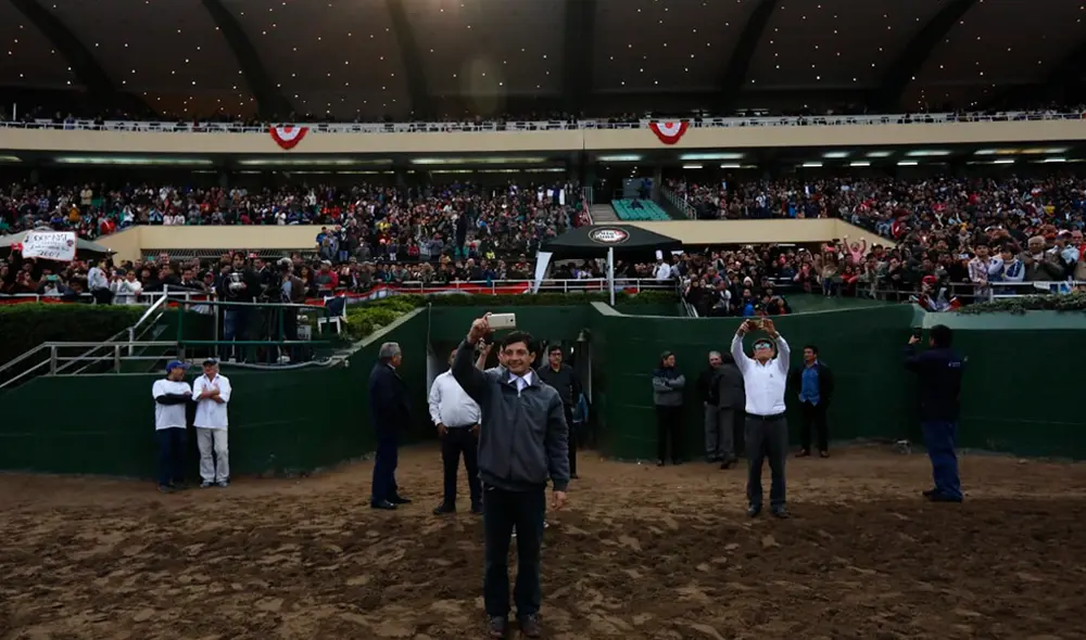 Martín Vizcarra recibió baño de popularidad en Hipódromo de Monterrico [GALERÍA]