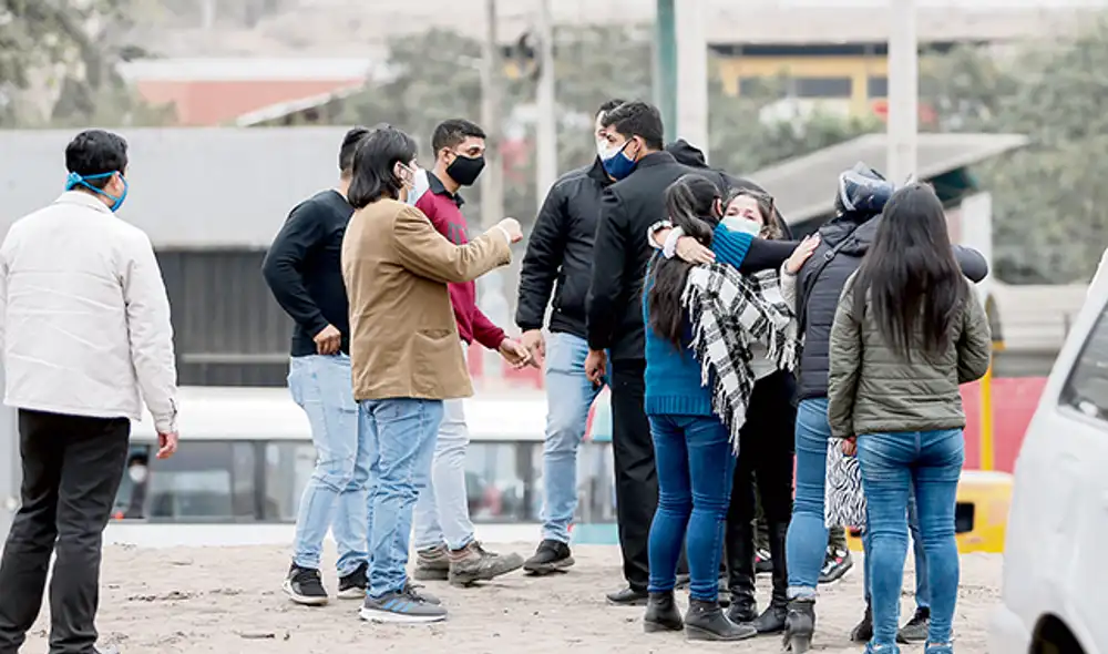 Pesar. Sus familiares llegaron ayer al hospital de VMT, donde dejó de existir. Son su memoria. Foto: Antonio Melgarejo. Pesar. Sus familiares llegaron ayer al hospital de VMT, donde dejó de existir. Son su memoria. Foto: Antonio Melgarejo.