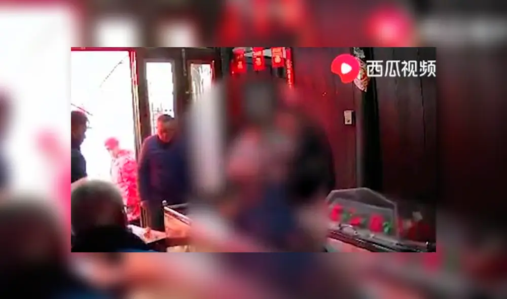 Hijos sacan el cadáver de su padre del ataúd en pleno funeral para golpearlo [VIDEO]