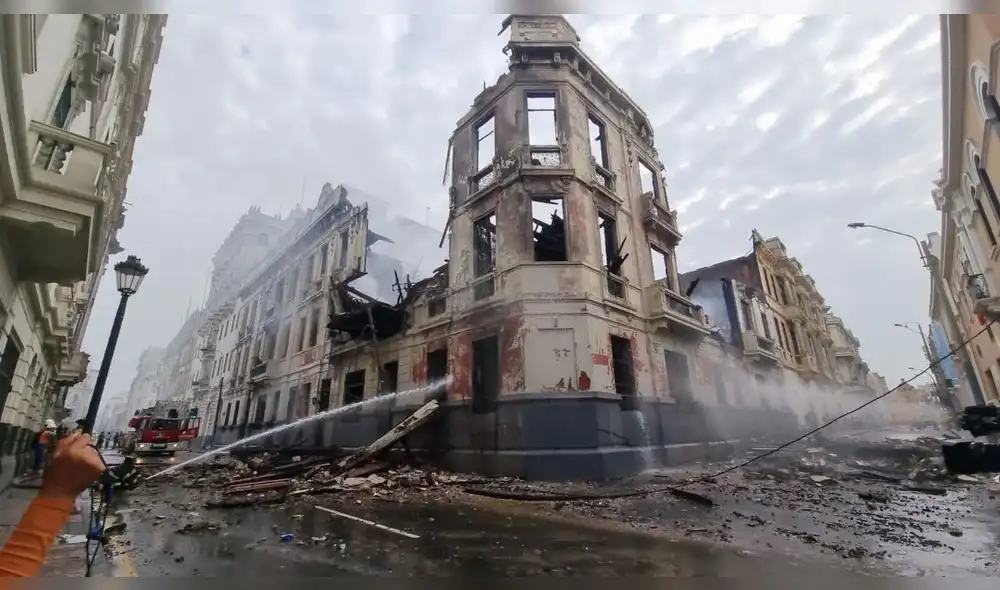 Aproximadamente a las 7.30 p. m. de este jueves 19, se registró un incendio de grandes proporciones muy cerca a la plaza San Martín. Foto: Vanessa Trebejo / URPI-LR