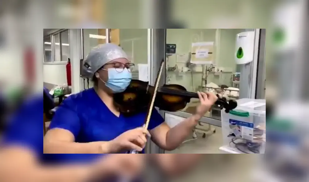 La mujer camina por los pasillos del hospital con violín en mano y toca para los pacientes con coronavirus. Foto: Facebook La mujer camina por los pasillos del hospital con violín en mano y toca para los pacientes con coronavirus. Foto: Facebook
