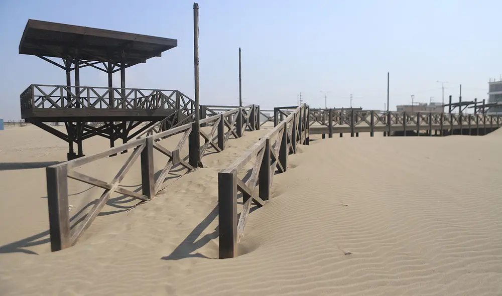 Muelle peatonal quedó casi cubierto por la arena. Se han formado dunas de más de un metro y medio de altura. Foto: Clinton Medina/La República.
