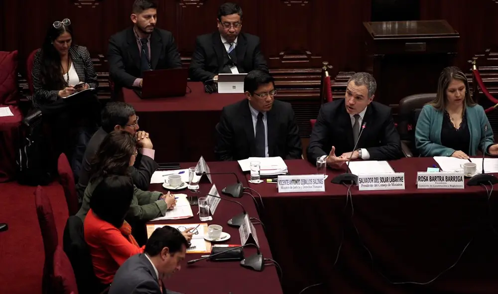 Premier Salvador del Solar y ministro Zeballos en la Comisión de Constitución. Foto: Aldair Mejía.