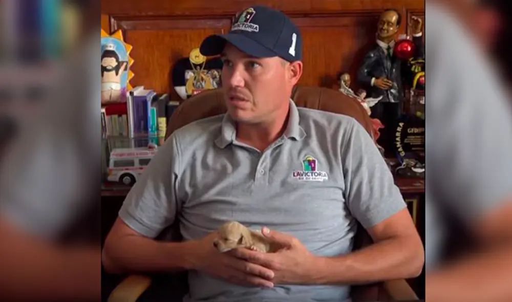 George Forsyth mostró su lado humano al acoger temporalmente a once cachorros abandonados. (Foto: Facebook)