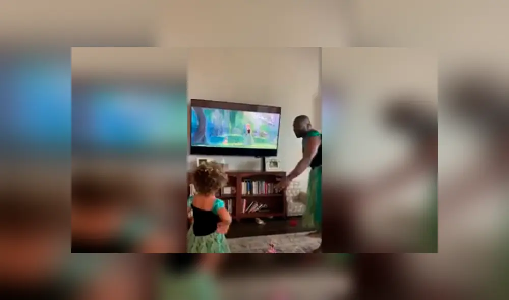 Desliza las imágenes para observar la emotiva escena de un padre junto a su hija vestidos como ‘Frozen’.