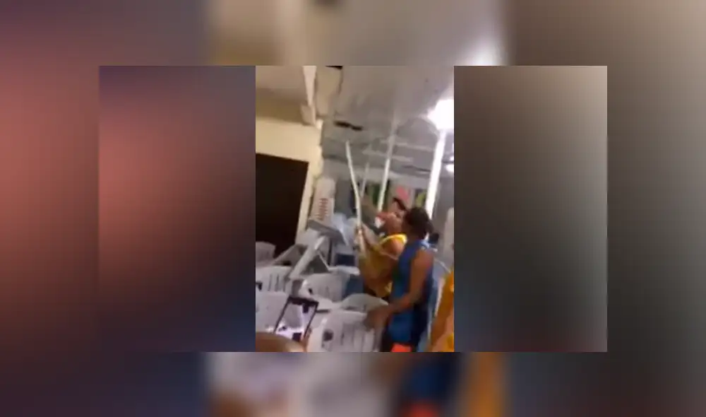 Desliza hacia la izquierda para ver el momento en que la serpiente cae dentro de un salón. Imagen viral de YouTube.