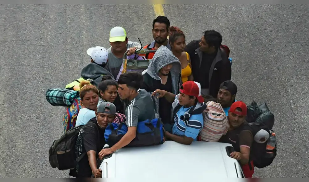 Migrantes de una caravana que se dirige a EEUU montados en la caja de una camioneta en El Arenal, Veracruz, Mexico, el 18 de noviembre de 2021 CLAUDIO CRUZ AFP