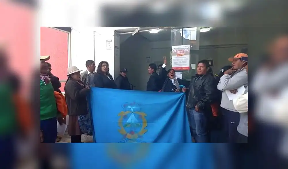 Juliaca: Trabajadores de municipio de San Román se atrincheran por pagos [VIDEO]