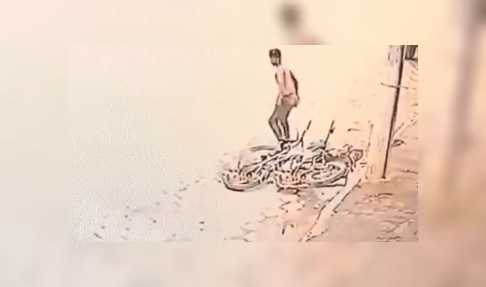 Facebook viral: Ciclista queda en ridículo tras querer 'vengarse' de moto mal estacionada [VIDEO]