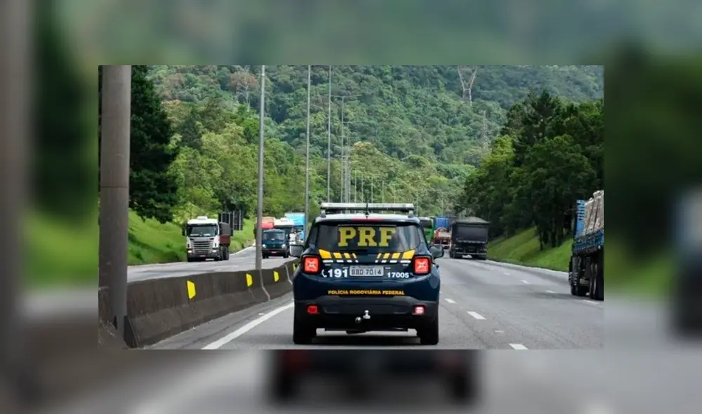 La pareja había decidido ir de viaje por carretera, pero cuando ella bajó del auto para ir al baño, su esposo no se percató y siguió su camino. (Captura: Crónica) La pareja había decidido ir de viaje por carretera, pero cuando ella bajó del auto para ir al baño, su esposo no se percató y siguió su camino. (Captura: Crónica)