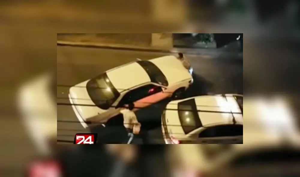 Irresponsable chofer atropella a mujer y arrastra a taxista al darse a la fuga [VIDEO]