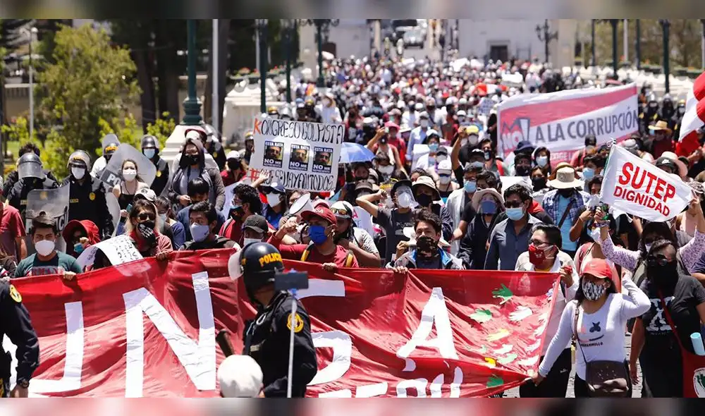 Estudiantes de la UNSA se sumaron a las protestas en Arequipa. Foto: Oswald Charca. Estudiantes de la UNSA se sumaron a las protestas en Arequipa. Foto: Oswald Charca.