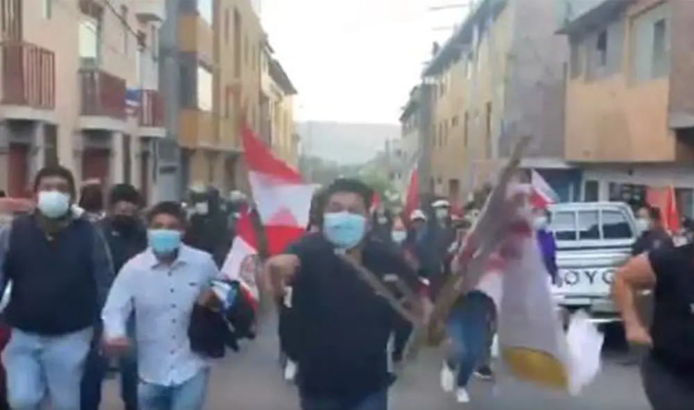 Simpatizantes de Pedro Castillo agreden a prensa. Foto: captura Simpatizantes de Pedro Castillo agreden a prensa. Foto: captura