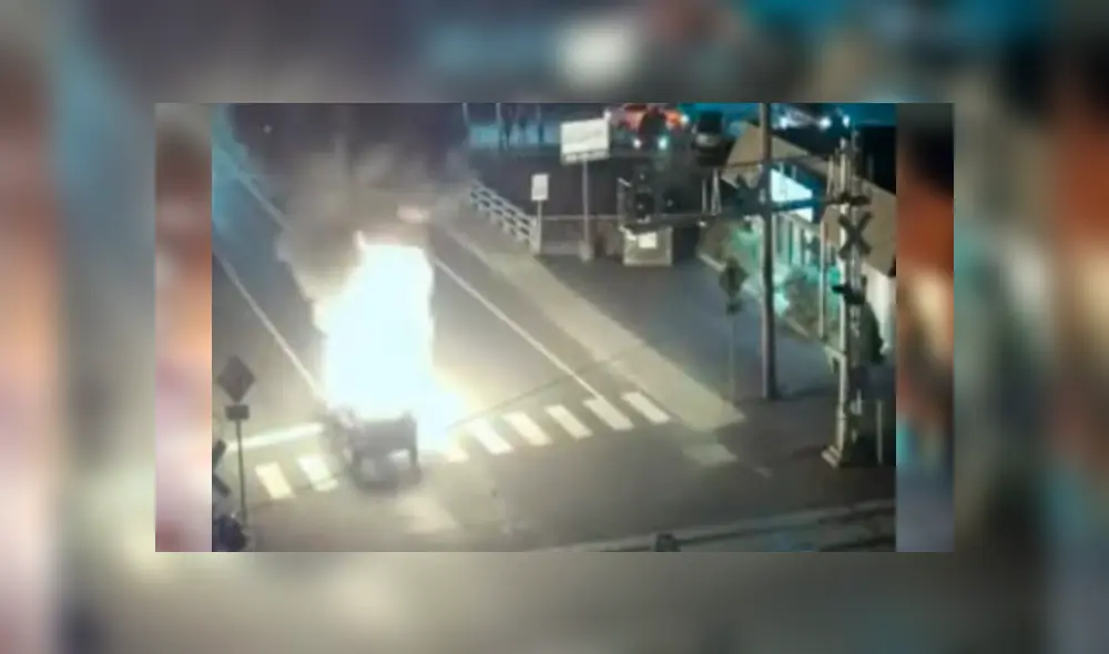 Video es viral en YouTube. El impactante episodio quedó registrado por las cámaras de seguridad de la calle, que grabaron la hazaña del hombre Video es viral en YouTube. El impactante episodio quedó registrado por las cámaras de seguridad de la calle, que grabaron la hazaña del hombre