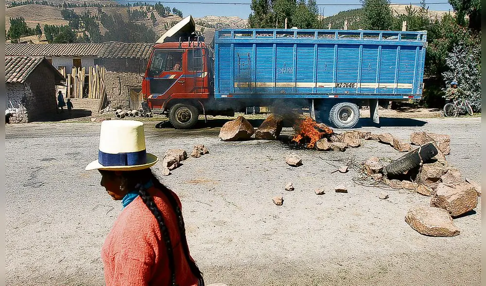 POBLADORES DEL DISTRITO DE YUNGAQUI Y HUANCHANCAY BLOQUEAN LAS PISTAS CON PIEDRAS Y MADERAS EXIGIENDO AL GOBIERNO MEJORAS EN LA CALIDAD DE VIDA

PROTESTA

BLOQUEOS CARRETERAS

MANIFESTACIONES

MARCHAS

POBLACION

























