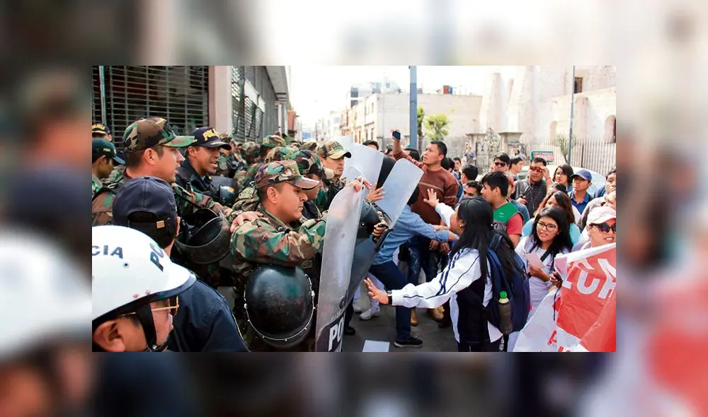 conato. Alumnos de UAP intentaron acercarse a recinto donde iba a estar presidente Vizcarra, pero cordón policial lo impidió. conato. Alumnos de UAP intentaron acercarse a recinto donde iba a estar presidente Vizcarra, pero cordón policial lo impidió.