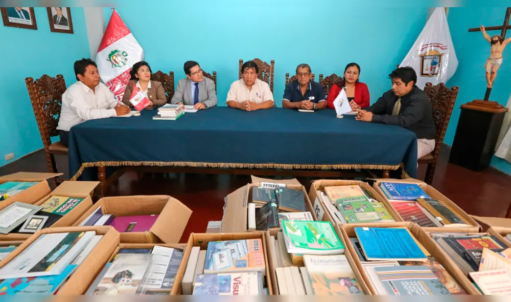 Donan libros para biblioteca de la municipalidad de Pimentel