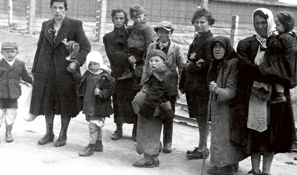 Víctimas. Mujeres judías caminan hacia la cámara de gas.