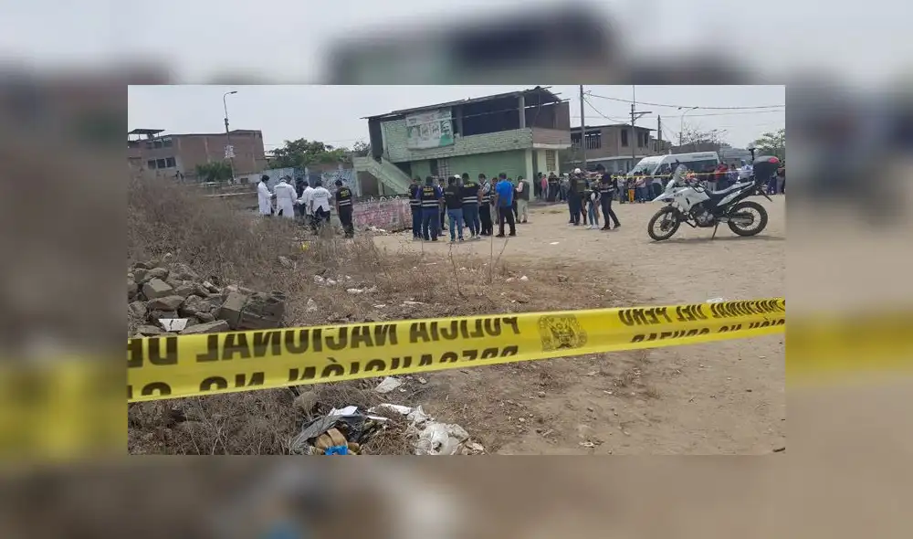 Los occisos no han podido ser identificados ya que al parecer no llevaban documentos de identidad. Serían hombres entre 20 y 25 años. (Foto: Jéssica Merino / La República) Los occisos no han podido ser identificados ya que al parecer no llevaban documentos de identidad. Serían hombres entre 20 y 25 años. (Foto: Jéssica Merino / La República)