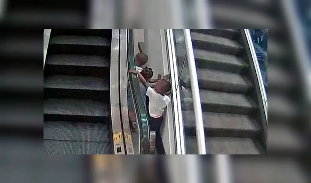 Niño juega en escalera eléctrica con sus hermanos y cae del piso 20 [VIDEO]