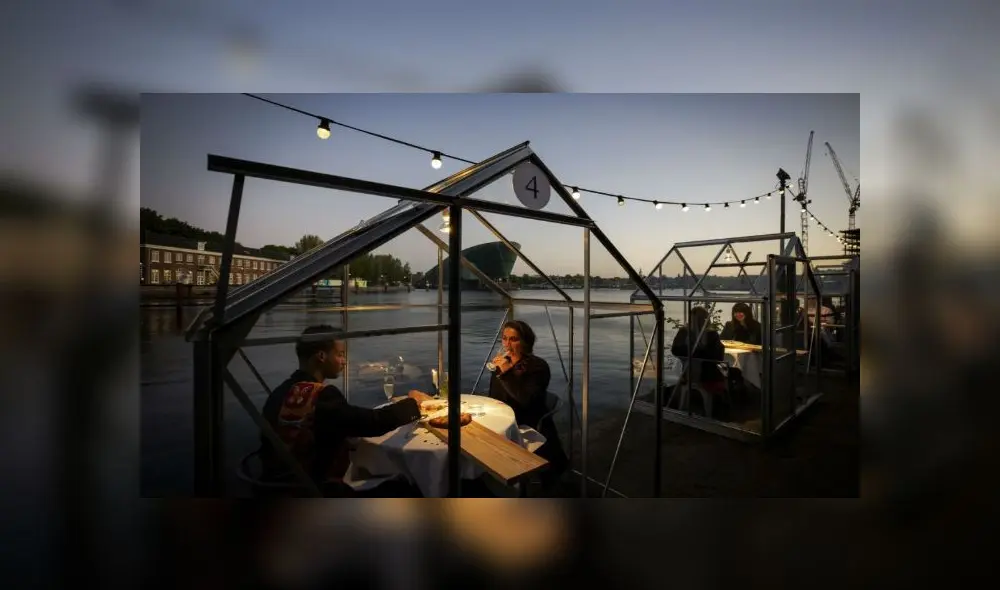 La comida es deslizada hacia las mesas mediante unas tablas. Fuente: AFP. La comida es deslizada hacia las mesas mediante unas tablas. Fuente: AFP.