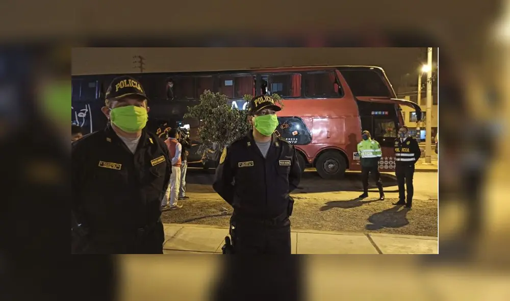 A las personas ubicadas dentro de bus se les aplicará pruebas rápidas y se les aplicará una multa. (Foto: Joel Robles / URPI - GLR)