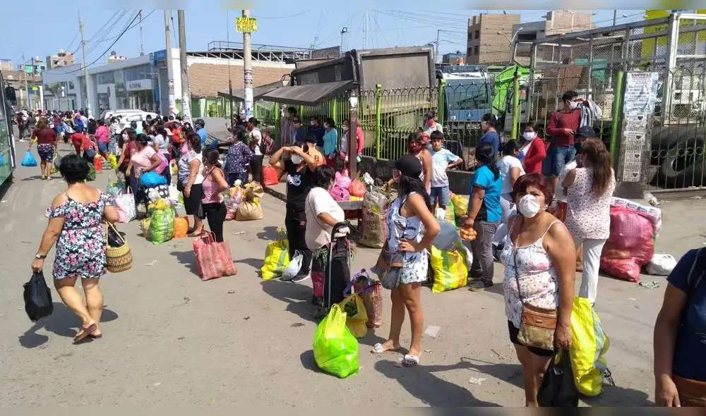 amas de casa sufren por conseguir transporte tras hacer mercado