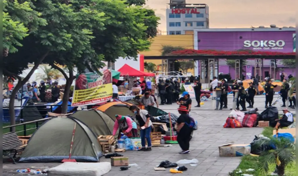 Policía desaloja a manifestantes que dormían desde hace 2 semanas en la Plaza Manco Cápac. VIDEO Gianella Aguirre/ La República