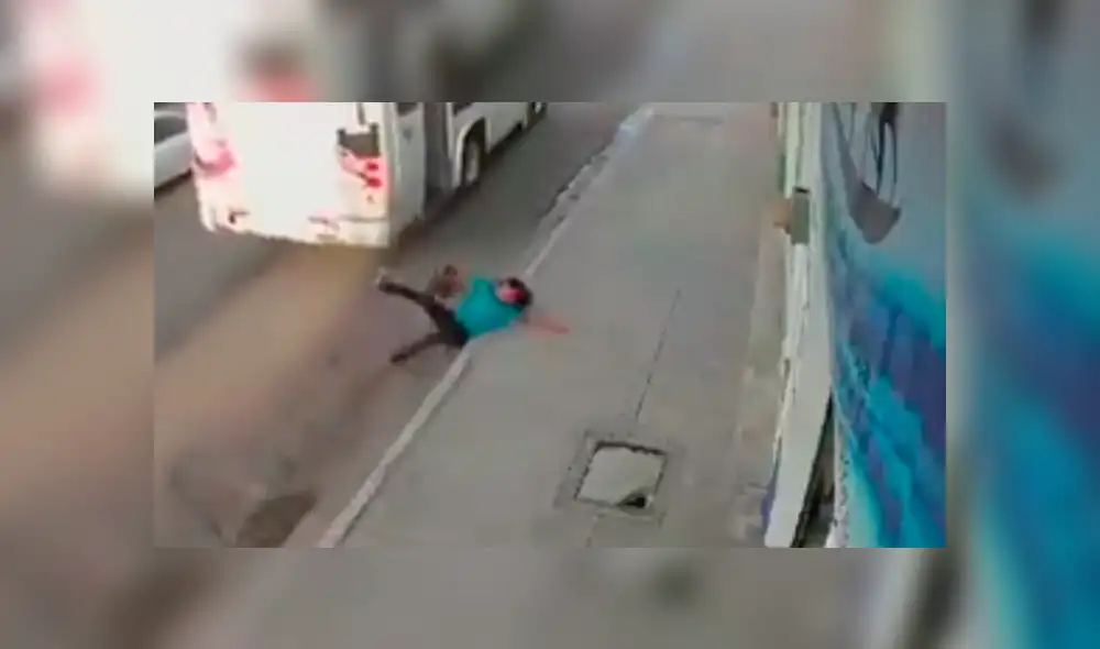 En Facebook, un joven bajó de un vehículo en movimiento y protagonizó un terrible accidente.