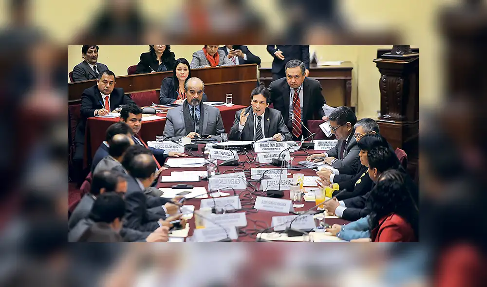 Continúa la embestida a Vizcarra por mensaje de 28