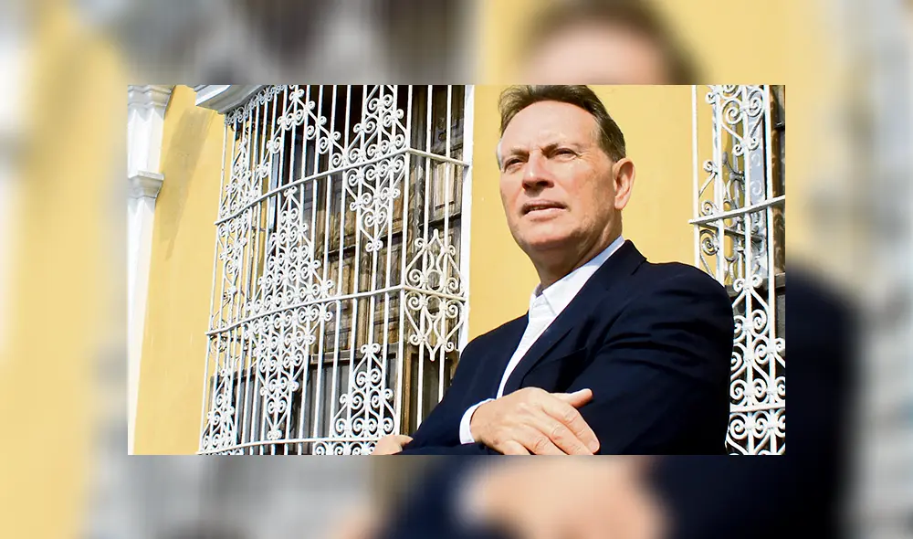 Académico. Stephen M. Hart al pie de una de las típicas ventanas de la ciudad de Trujillo. (Foto: J. Mendoza)