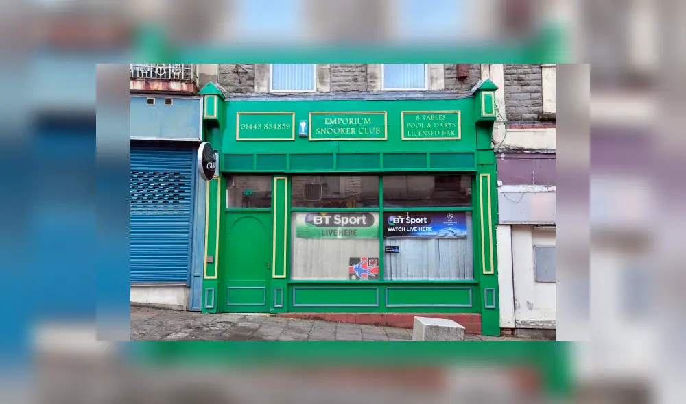 Ladrón amenaza a mujer con pistola y luego la abraza para pedirle perdón [VIDEO] 