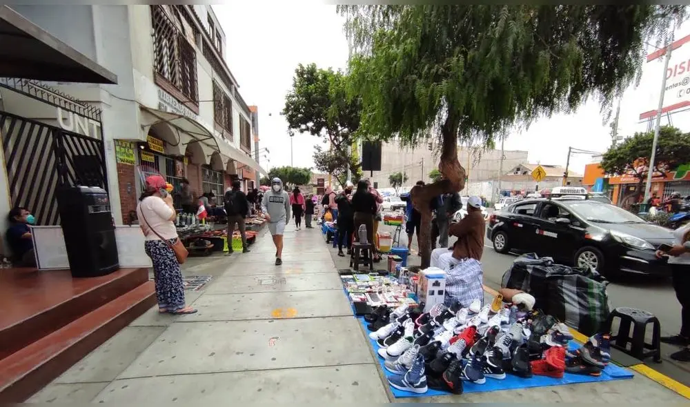 Comerciantes ambulantes han tomado la avenida España.