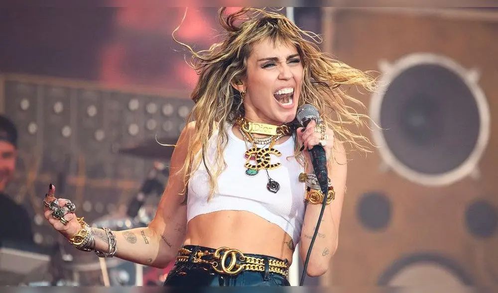 Miley Cyrus causa polémica por dar concierto erótico junto a su progenitor [VIDEO]