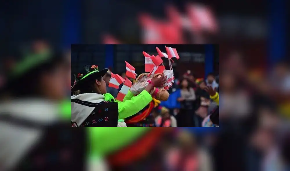 Peruanos orgullosos de su símbolo patrio.