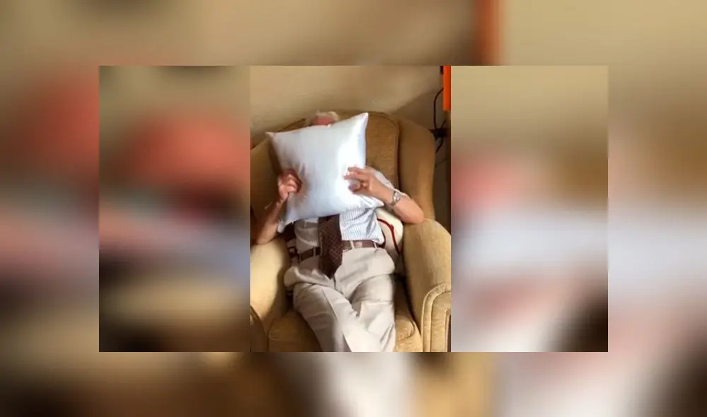 Desliza las imágenes para ver la dramática reacción de este anciano al ver este peculiar regalo que le hicieron. Foto: RM Videos Desliza las imágenes para ver la dramática reacción de este anciano al ver este peculiar regalo que le hicieron. Foto: RM Videos