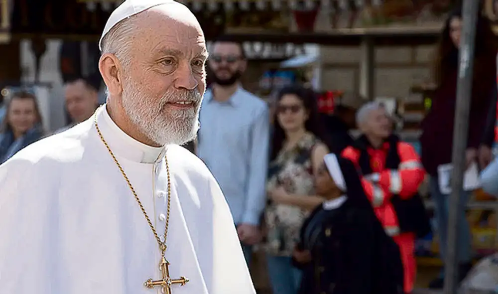 El nuevo papa. Malkovich luciendo la túnica para su nuevo personaje.