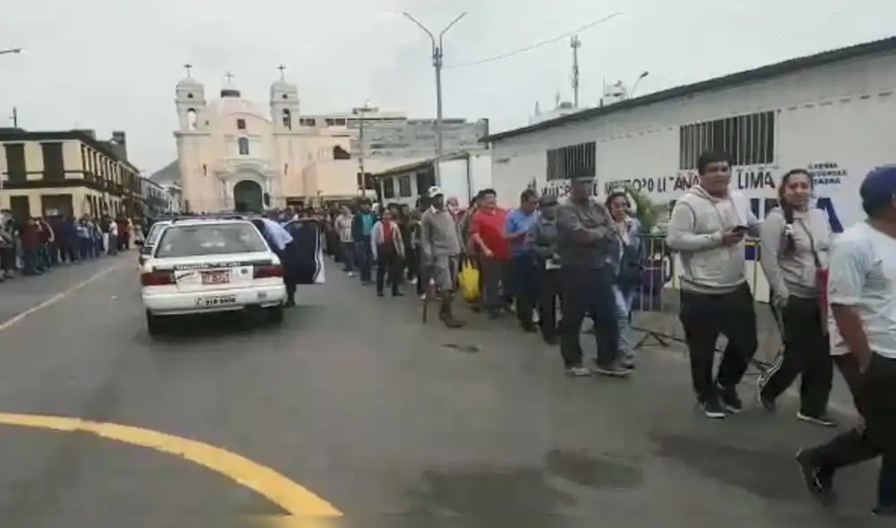 Referéndum 2018: Registran largas colas en el Reniec para recoger el DNI [VIDEO]