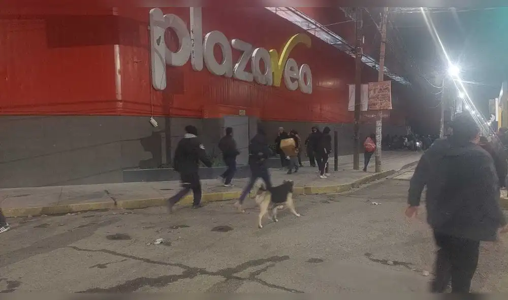 Manifestante e infiltrados en Puno toman supermercado y saquean. Foto: Liubomir Fernández / LR