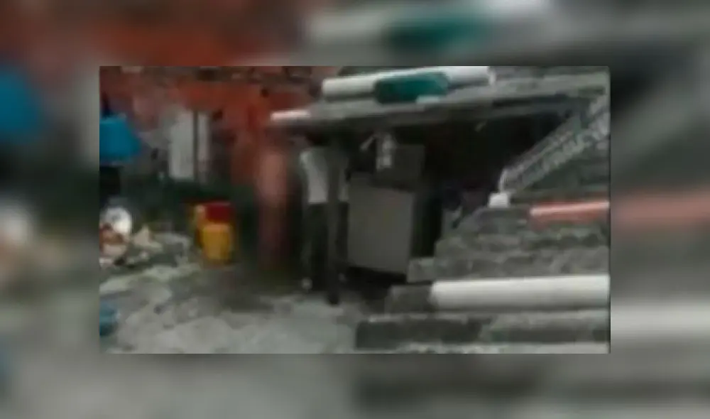 Enterados de lo ocurrido, los vecinos grabaron las escenas de maltrato. Fuente: captura de pantalla. Enterados de lo ocurrido, los vecinos grabaron las escenas de maltrato. Fuente: captura de pantalla.