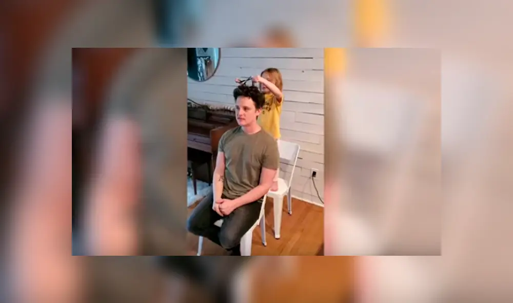 Desliza las imágenes para conocer la nueva apariencia de un padre al dejarse cortar el cabello por su menor hija. Desliza las imágenes para conocer la nueva apariencia de un padre al dejarse cortar el cabello por su menor hija.