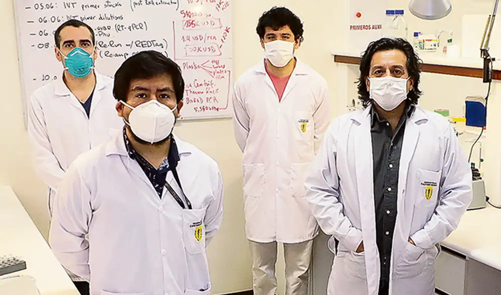 Ciencia. Málaga (dcha.) y su equipo alistan el paso siguiente. Foto: EsSalud.