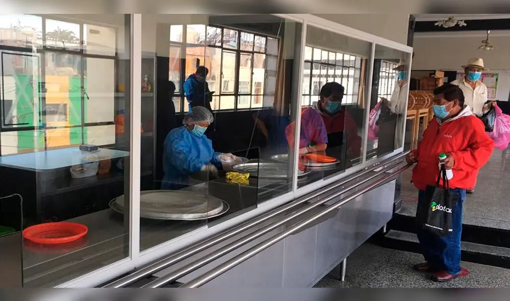 Las personas que requieran de estos alimentos deben llevar sus propios envases para servirles su menú. Foto: La República. Las personas que requieran de estos alimentos deben llevar sus propios envases para servirles su menú. Foto: La República.