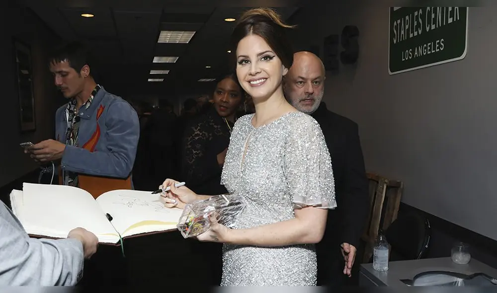 Lana Del Rey revela que compró su vestido para los Grammy en un insólito lugar