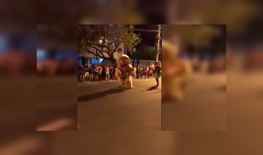 Video es viral en YouTube. El sujeto estaba participaba de un pasacalle junto a otros hombres vestidos de la famosa galletita de jengibre y fue sorprendido por el can Video es viral en YouTube. El sujeto estaba participaba de un pasacalle junto a otros hombres vestidos de la famosa galletita de jengibre y fue sorprendido por el can