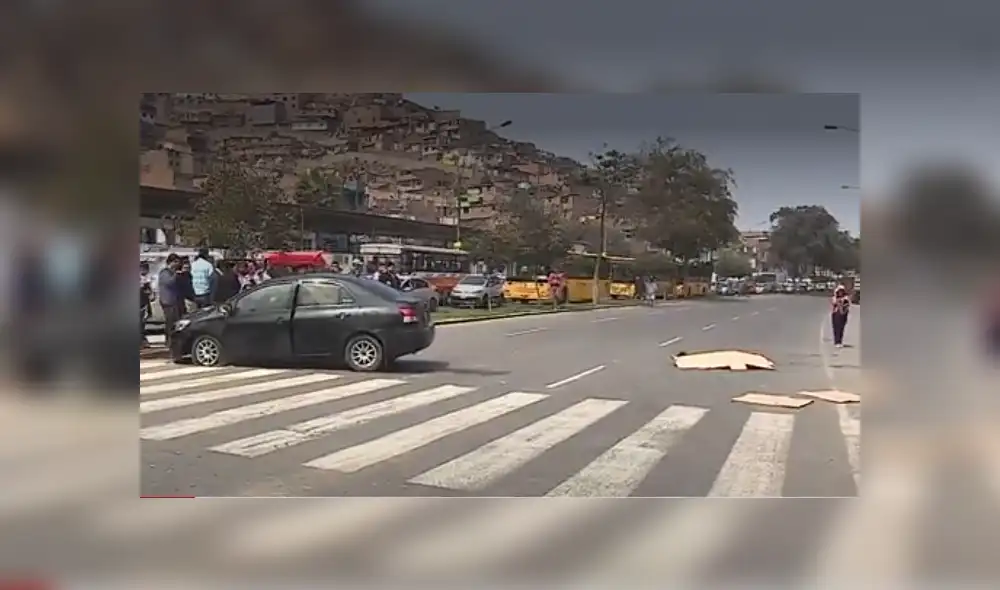 Un tercer auto que también conducía por la avenida intentó evitar otro accidente y terminó varado a un lado de la vía. Foto: Captura Un tercer auto que también conducía por la avenida intentó evitar otro accidente y terminó varado a un lado de la vía. Foto: Captura