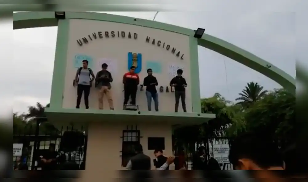 Universitarios protestan en la puerta principal de la UNPRG. Universitarios protestan en la puerta principal de la UNPRG.