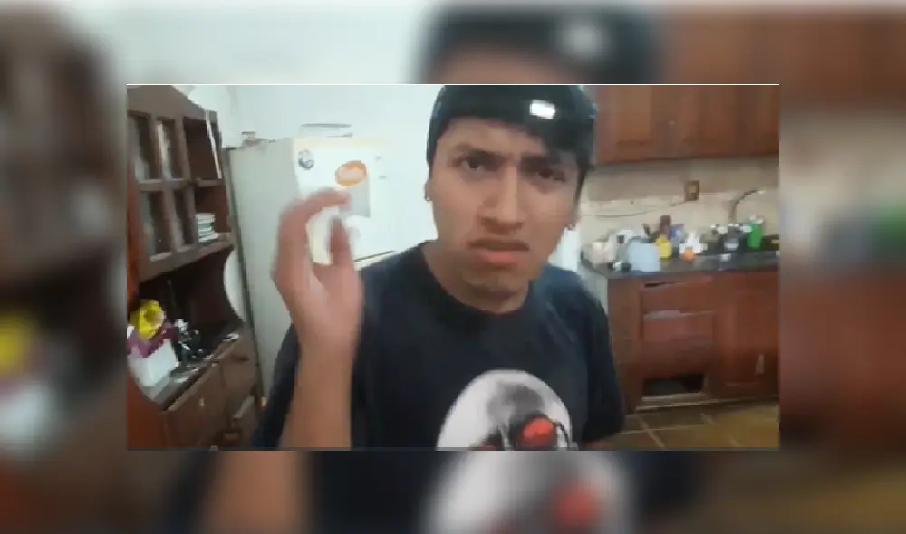 Desliza las imágenes para ver más fotos de la divertida escena entre un joven y su madre. Desliza las imágenes para ver más fotos de la divertida escena entre un joven y su madre.