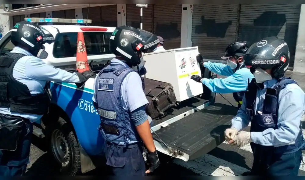 Los delincuentes intentaban llevarse extintores y muebles del local, según reportó el Serenazgo. (Fotos: difusión)