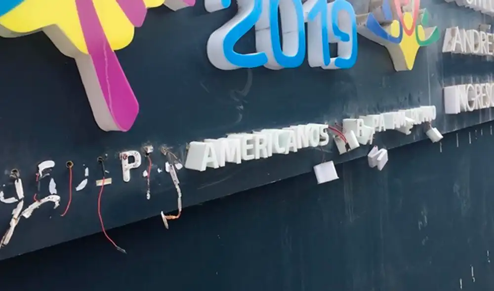 Varias letras y focos han sido sacados del letrero que da bienvenida a la sede. Crédito: ElPoli.pe Varias letras y focos han sido sacados del letrero que da bienvenida a la sede. Crédito: ElPoli.pe